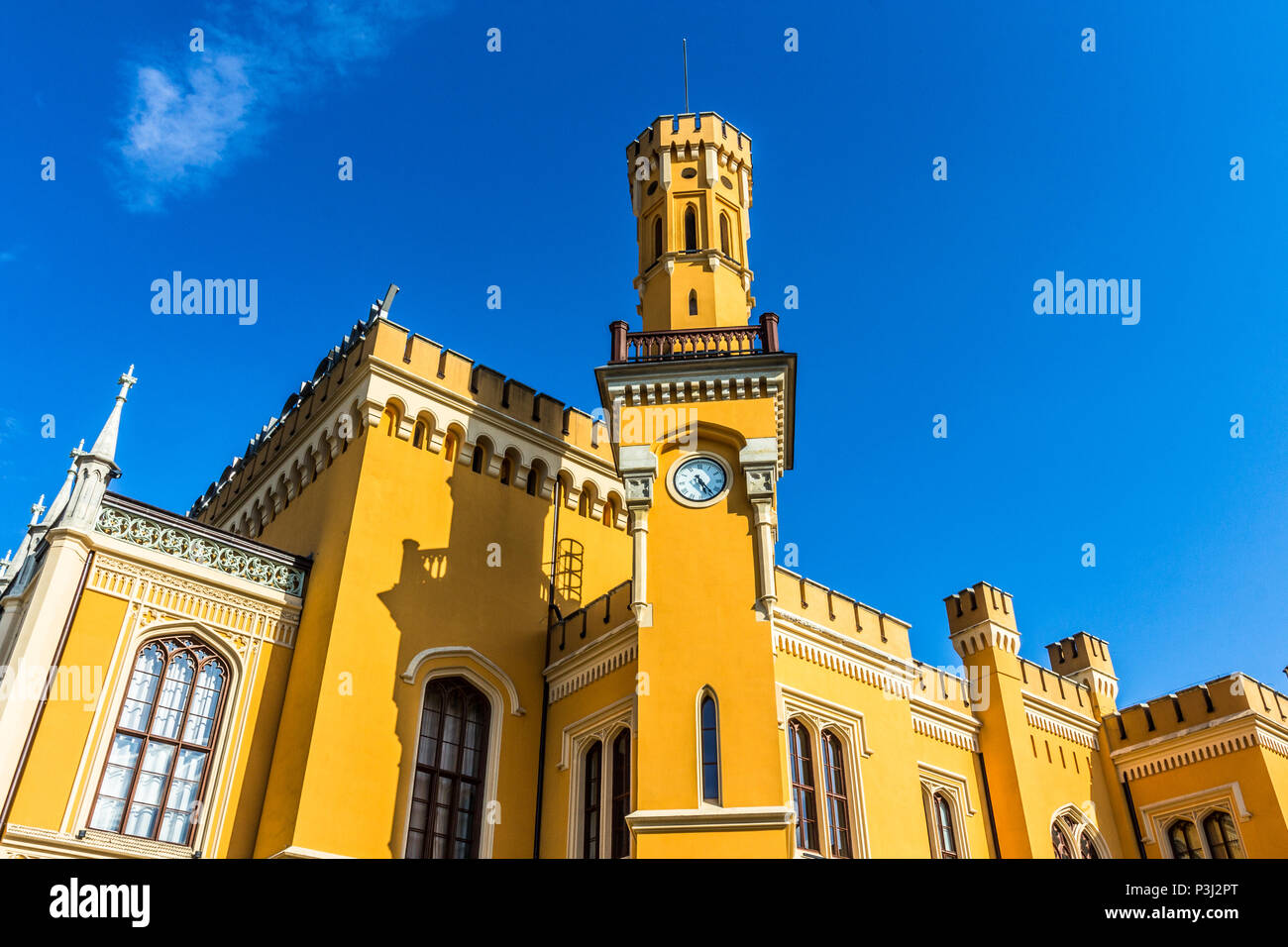 Die Außenseite des Wrocław Główny - Breslauer Hauptbahnhof - vor blauem Himmel und keine Leute Stockfoto