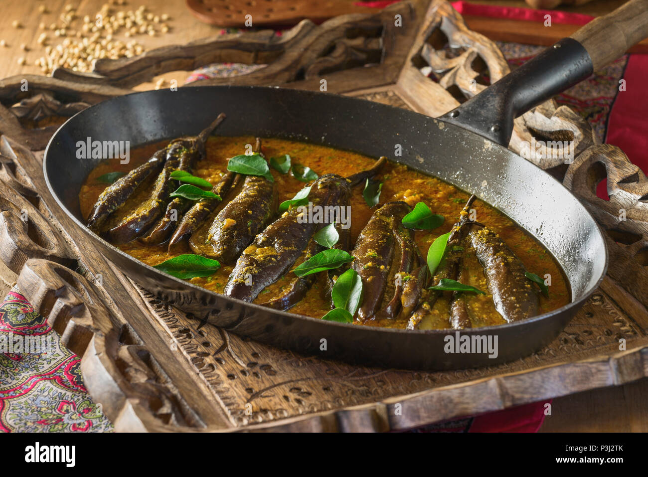 Bagara baingan. Hyderabadi aubergine Curry. Indien Essen Stockfoto