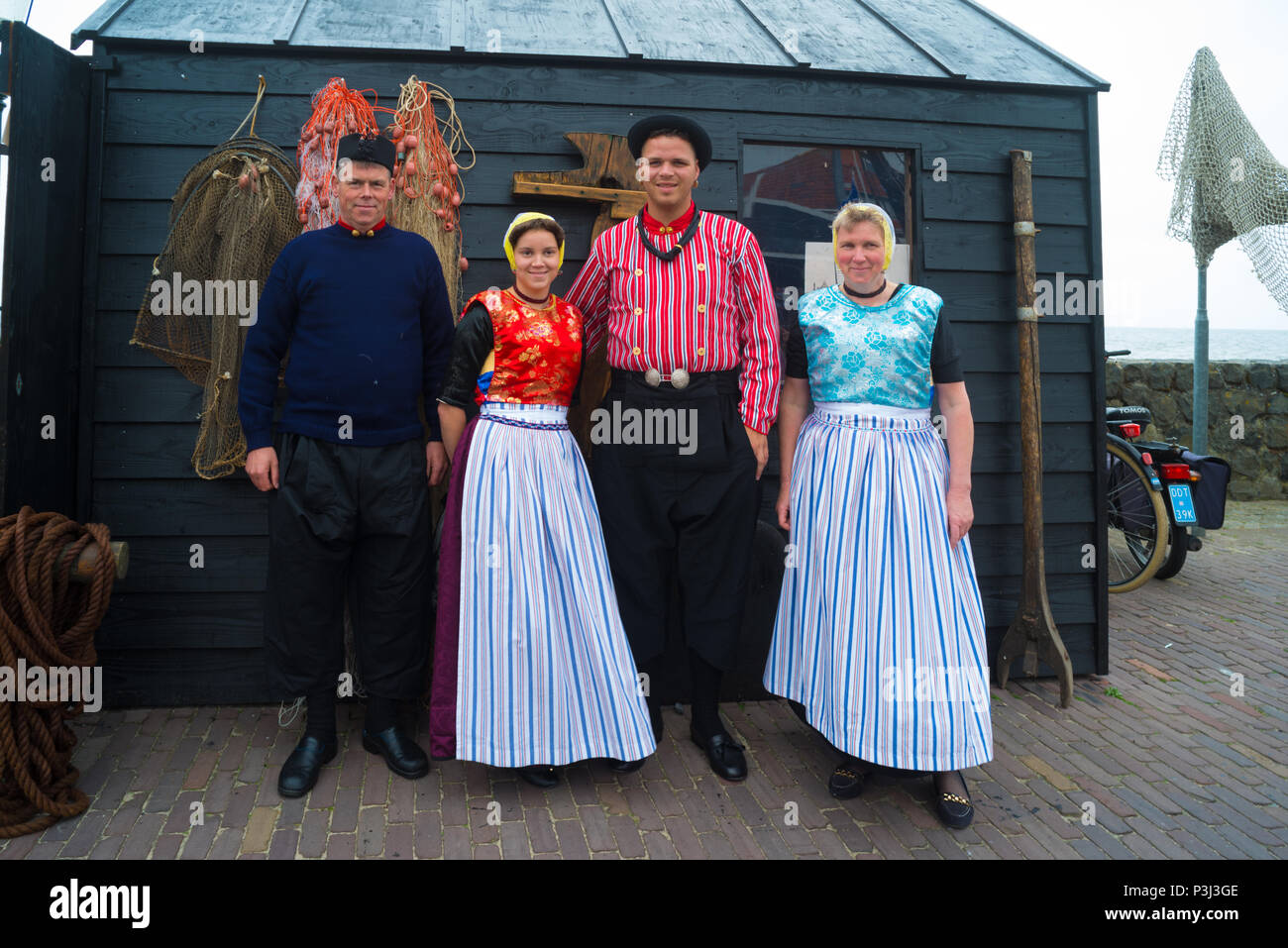 URK, Niederlande - 19. MAI 2018: unbekannte Menschen in traditionellen Kostümen auf dem Urkerdays. Urk ist einer der bekanntesten Fischerdörfer im Land Stockfoto