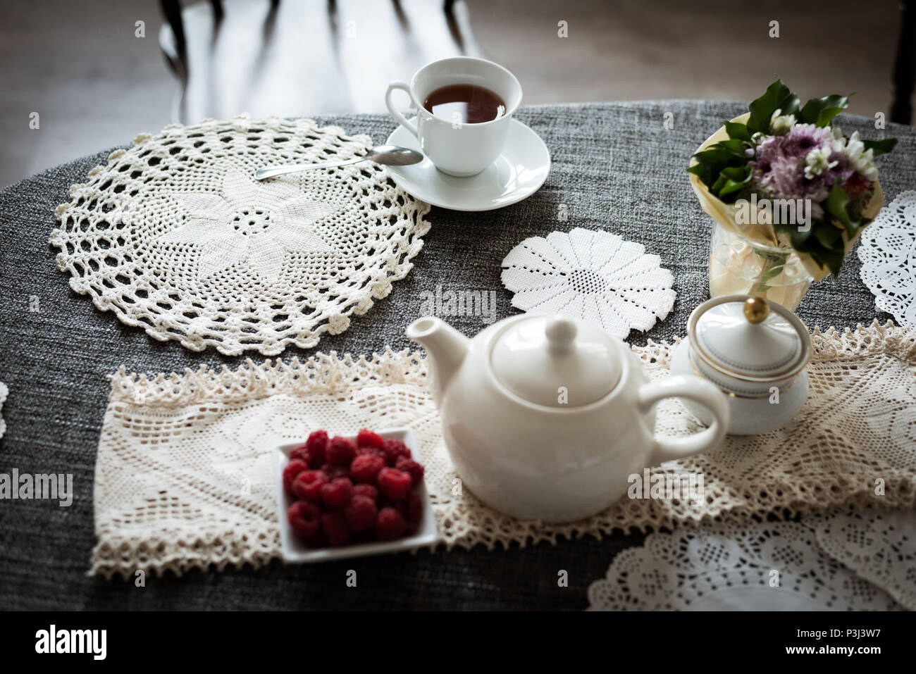 Tasse Tee mit Himbeere Schüssel und die Teekanne auf den Tisch Stockfoto