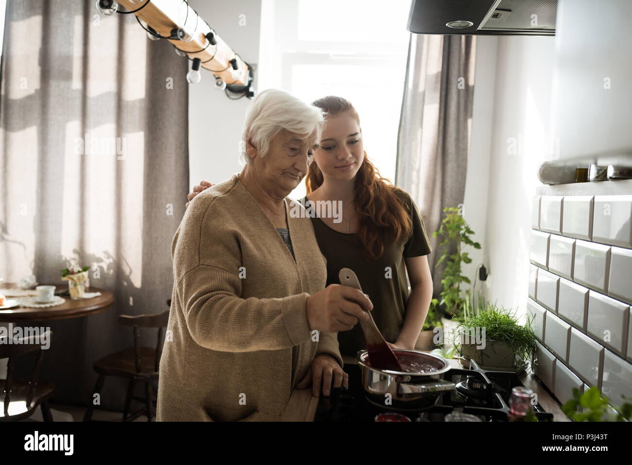 Großmutter und Enkelin Kochen in der Küche Stockfoto