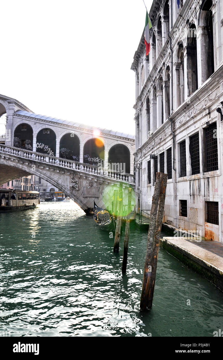 Abstrakte Detail der Rialtobrücke (Ponte di Rialto) mit Graffiti auf den Canal Grande, Venedig Italien. Stockfoto