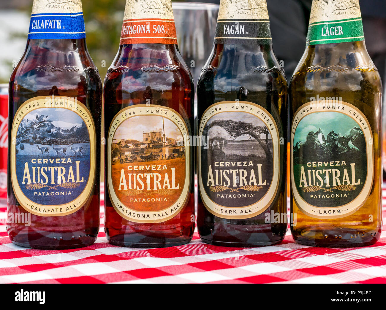 Nahaufnahme der Sorten von Austral Patagonien Bierflaschen, Calafate Ale, Pale Ale, Ale und Lager, Patagonien, Chile Stockfoto