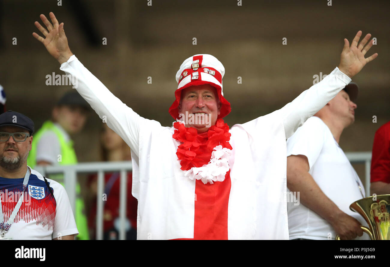 Ein England fan Zeigt seine Unterstützung im steht vor der FIFA WM Gruppe G Gleiches an der Arena, Wolgograd Wolgograd. Stockfoto