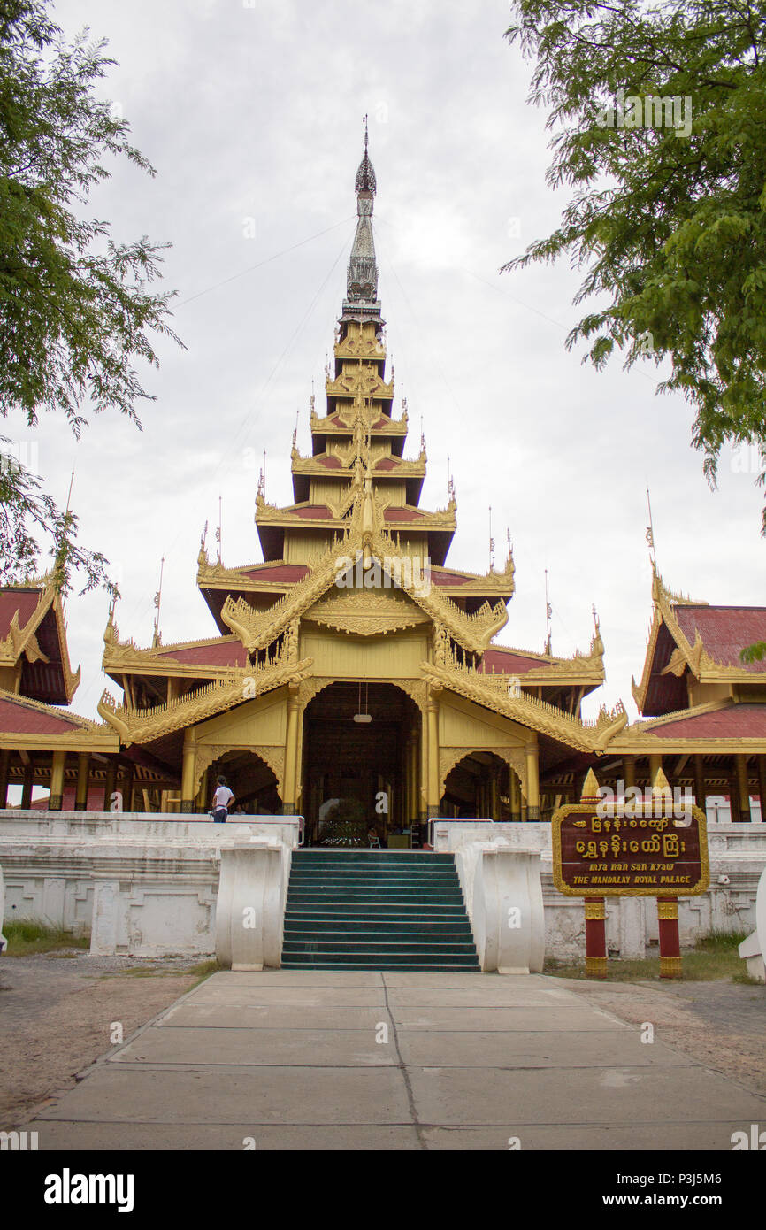 Mandalay palace Haupteingang an bewölkten Tag Stockfoto