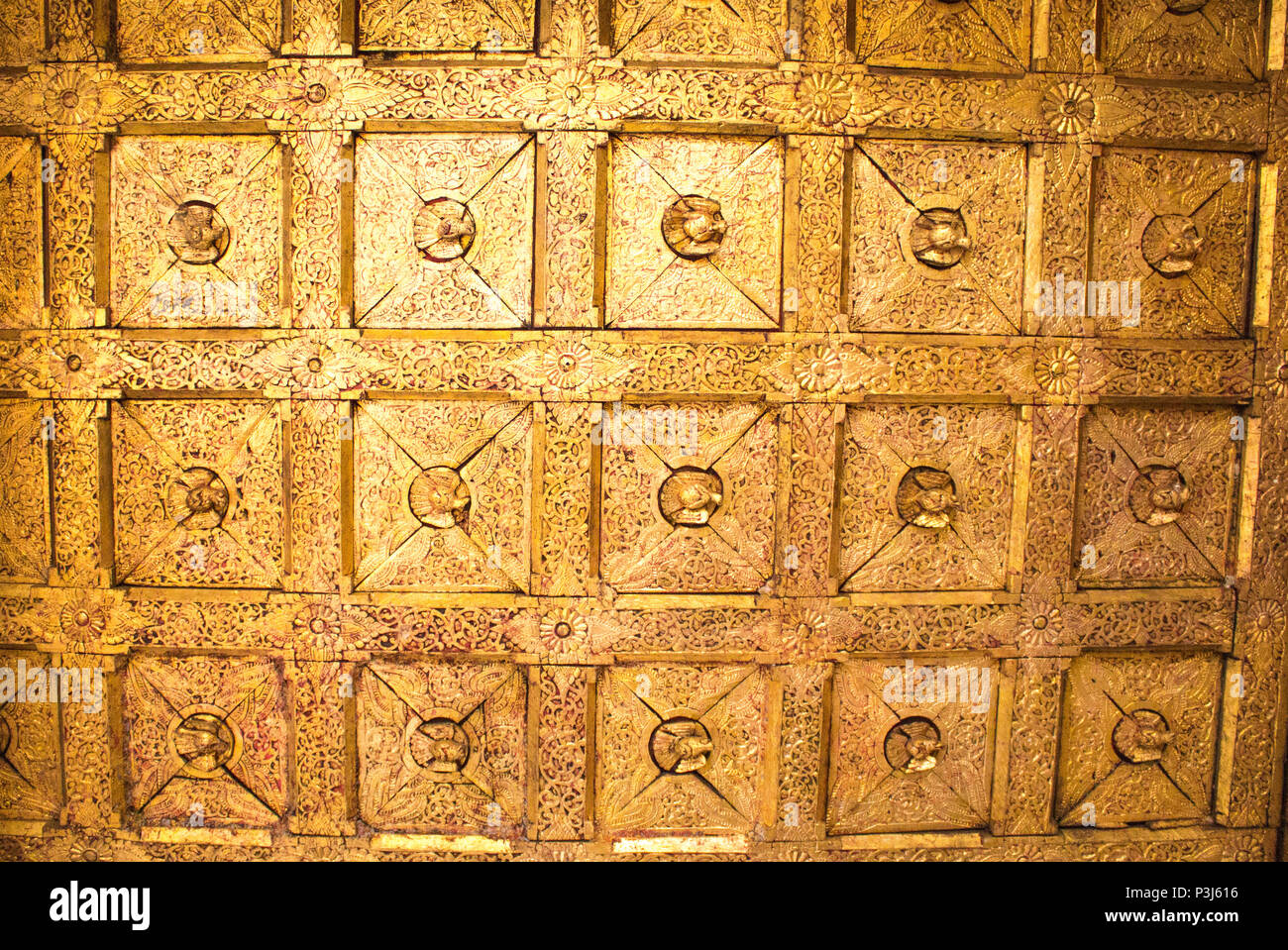 Goldene decke Holzschnitzerei in quadratischer Form Stockfoto