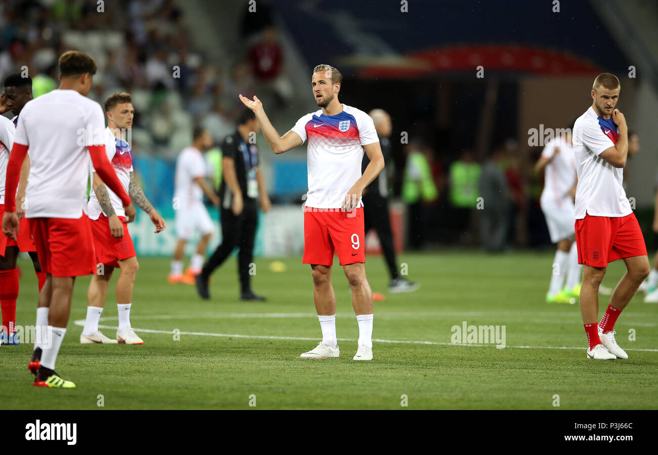 England's Harry Kane swats fliegt weg, wie er es sich vor wärmt die FIFA WM Gruppe G Gleiches an der Arena, Wolgograd Wolgograd. Stockfoto