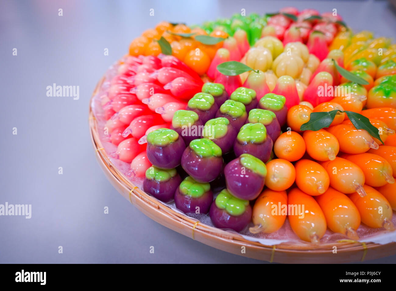 Verschiedene von Look choop Obst Form und bunten Farben im Korb Stockfoto