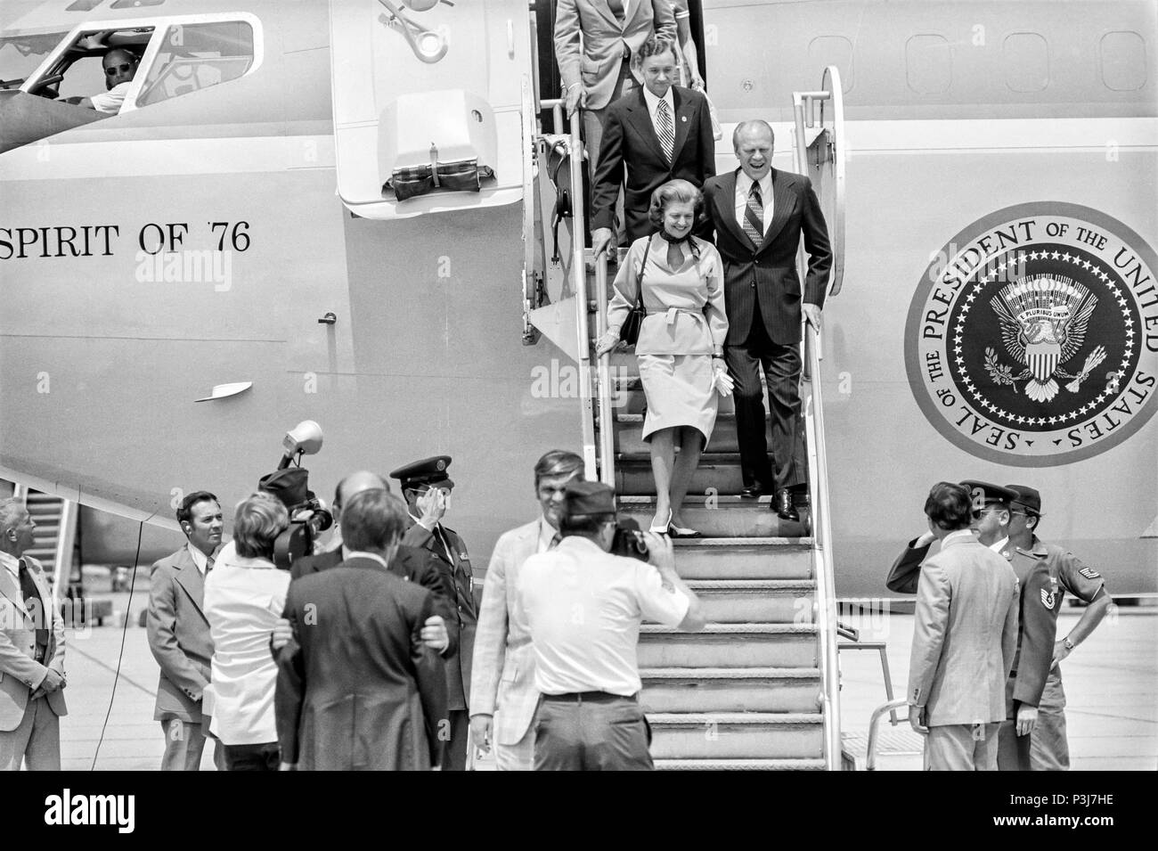FORT SMITH, AR, USA - 10. August 1975 - Präsident und Frau Gerald Ford steigen die Treppen von Air Force One, wie Sie ankommen der neuen Vietnamesischen Flüchtlingslager in der Nähe Fort Chaffee zu besuchen. Nach dem Zusammenbruch des South Vietnam am Ende des Vietnamkriegs, Fort Chaffee war auf einen Notfall Flüchtlingslager umgewandelt, um zu helfen, die Flut der Südvietnamesischen flucht Tod oder Gefangenschaft in den Händen des Nordens. Stockfoto