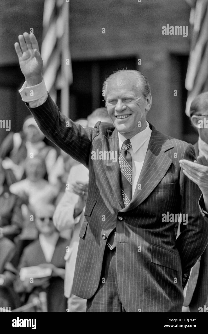 FORT SMITH, AR, USA - 10. August 1975 - Präsident Gerald R. Ford lächelt und winkt freundlich willkommen erhält er von vielen der 20.000 plus Süden vietnamesische Flüchtlinge vorübergehend an das neue Flüchtlingslager am Fort Chaffee shelted. Der Präsident besucht das Zentrum, um es zu prüfen und die neuen Bewohner begrüßen zu dürfen. Stockfoto