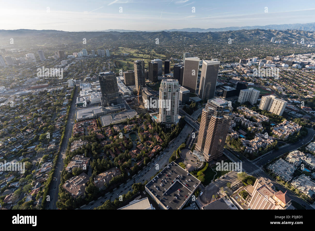 Luftaufnahme von Century City Towers mit der Santa Monica Mountains im Hintergrund, im malerischen Los Angeles Kalifornien. Stockfoto