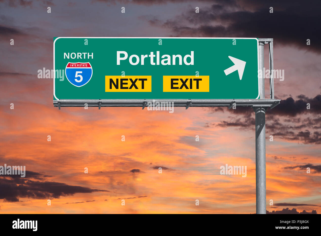 Portland Oregon nächste Ausfahrt route 5 Autobahnzeichen mit Sonnenuntergang Himmel. Stockfoto