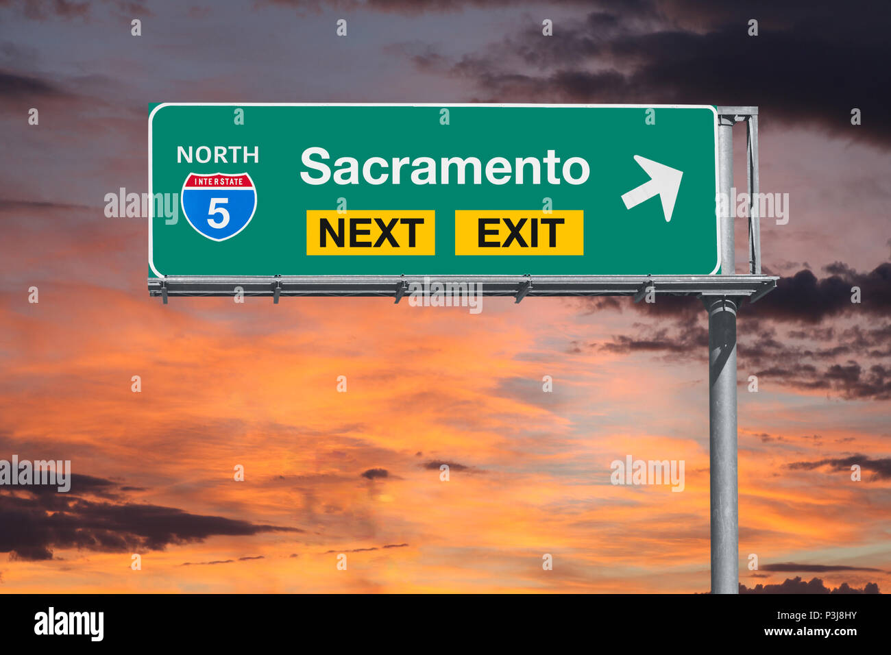 Sacramento Kalifornien nächste Ausfahrt route 5 Autobahnzeichen mit Sonnenuntergang Himmel. Stockfoto