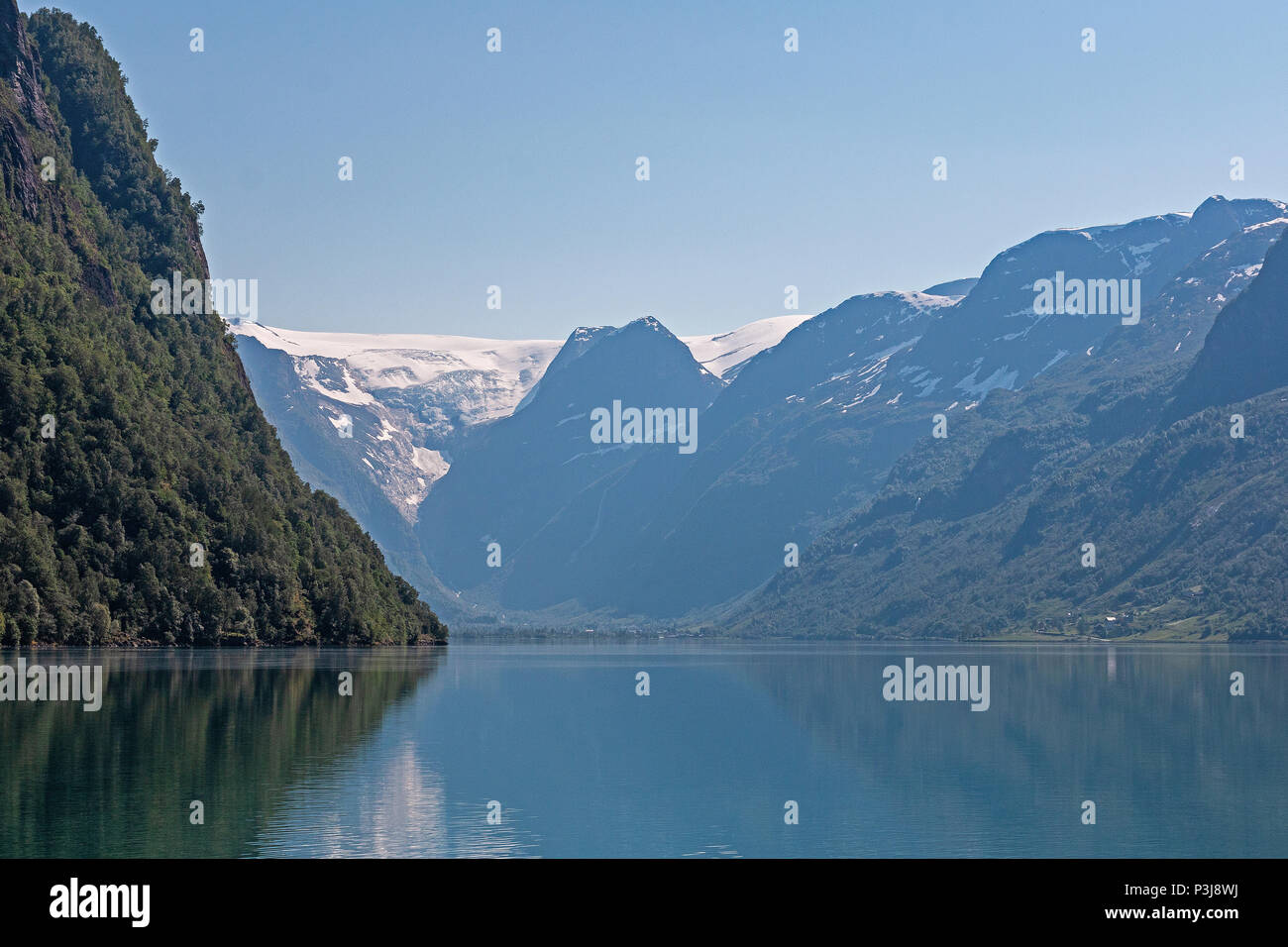 See Oldevatnet mit Briksdalsbreen/Melkevollbreen auf der Rückseite Teile des Jostedalsbreen und ein berühmter norwegischer Sicht Stockfoto