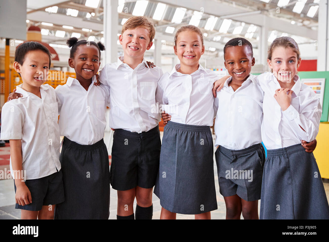 Mitschüler für Foto bei einem Science Center posing Stockfoto