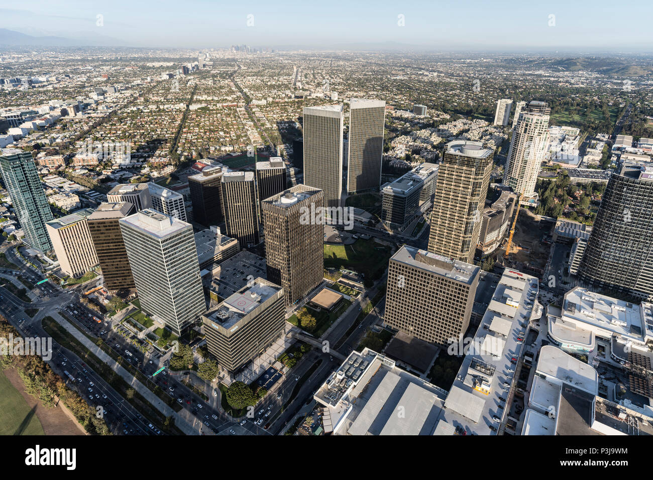 Los Angeles, Kalifornien, USA - 18. April 2018: Luftaufnahme von Century City Towers mit Downtown LA im Hintergrund. Stockfoto