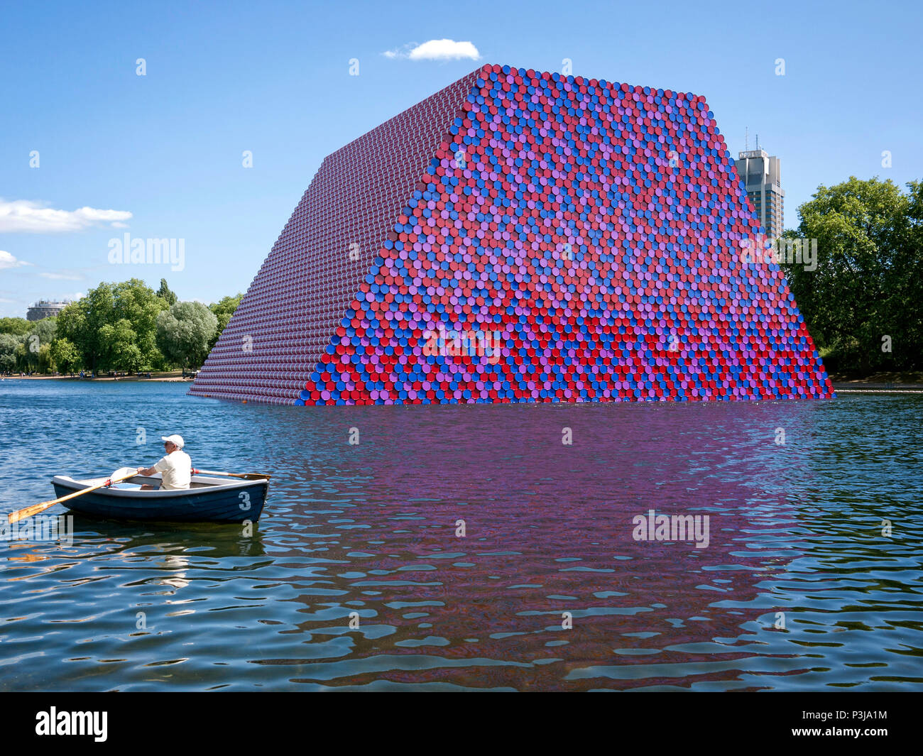 Die mastaba Skulptur von Christo und Jeanne Claude in der Serpentine Lake Hyde Park London UK Stockfoto