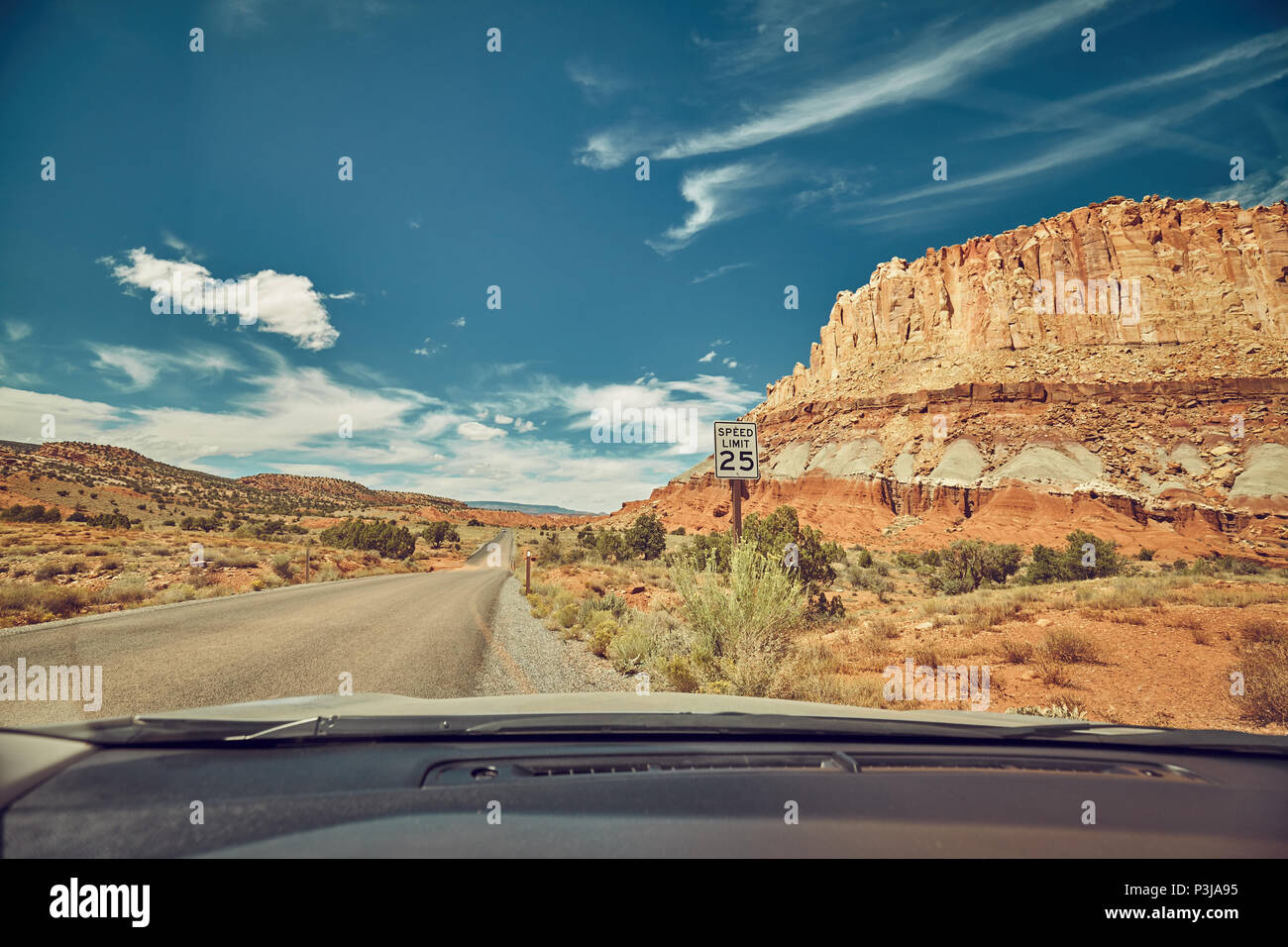 Retro getonten Bild von einer Straße durch eine Windschutzscheibe gesehen, Travel Concept. Stockfoto