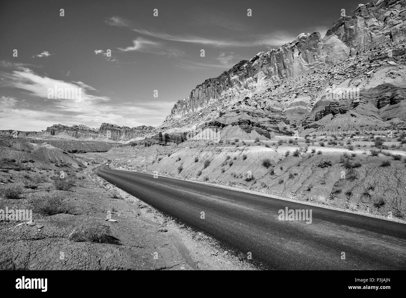 Schwarz-weiß Bild von einer malerischen Straße, Capitol Reef National Park, Utah, USA. Stockfoto