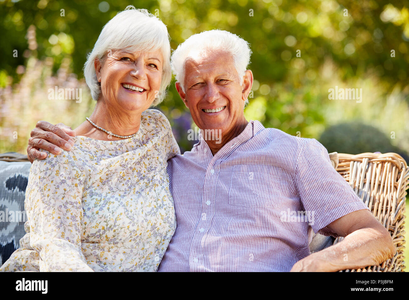 Gerne älteres Paar im Garten umarmen Stockfoto
