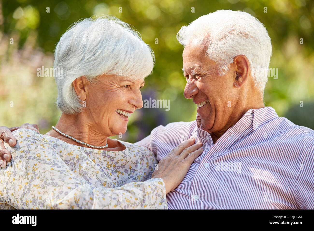 Gerne älteres Paar in Garten, Kopf und Schultern Stockfoto