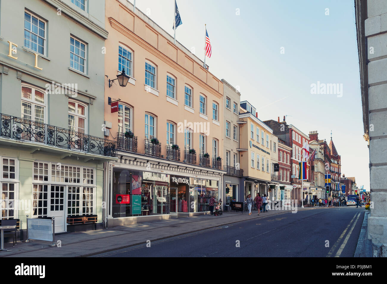 Windsor, UK - April 2018: Restaurant, Bar und Souvenirshop auf der River Street im Zentrum von Windsor, Berkshire, England Stockfoto