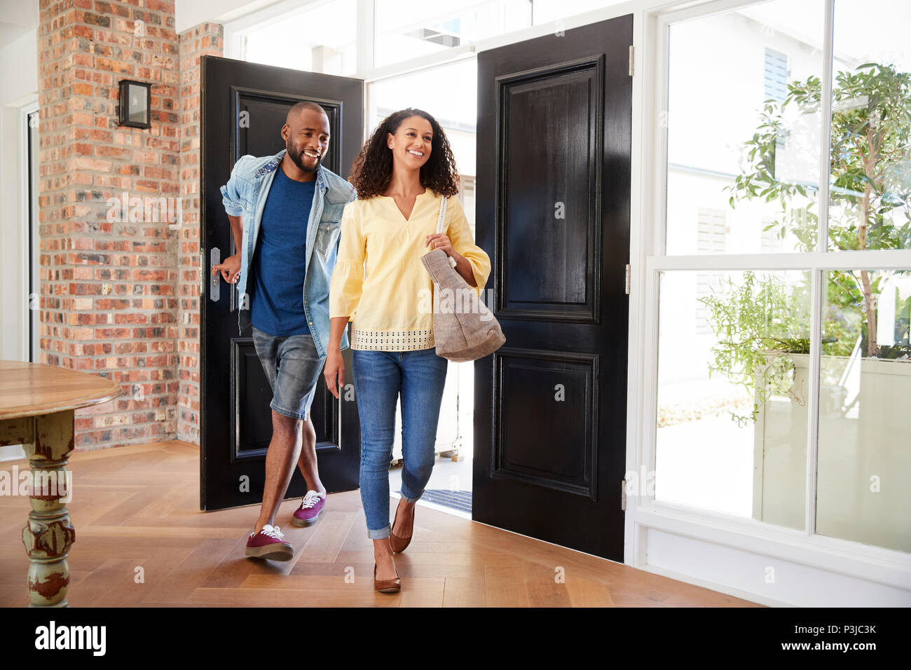 Junge Mixed Race Paar zu Hause ankommen Stockfoto