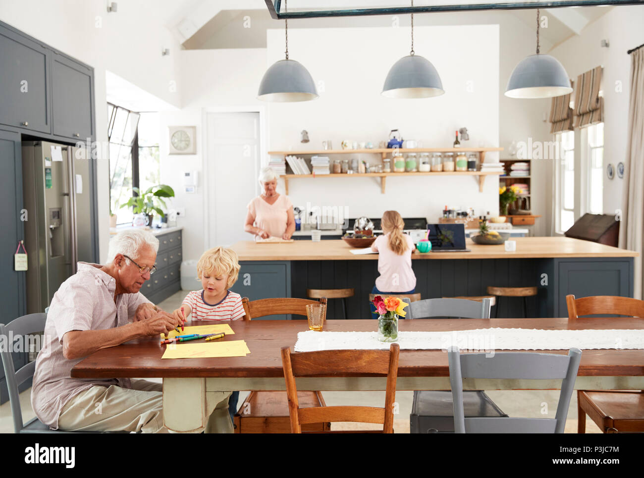 Großeltern und Enkeln verbringen Zeit in Familie Küche Stockfoto