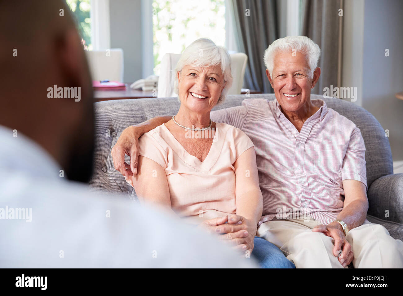 Gerne älteres Paar die finanzielle Beratung zu Hause Stockfoto