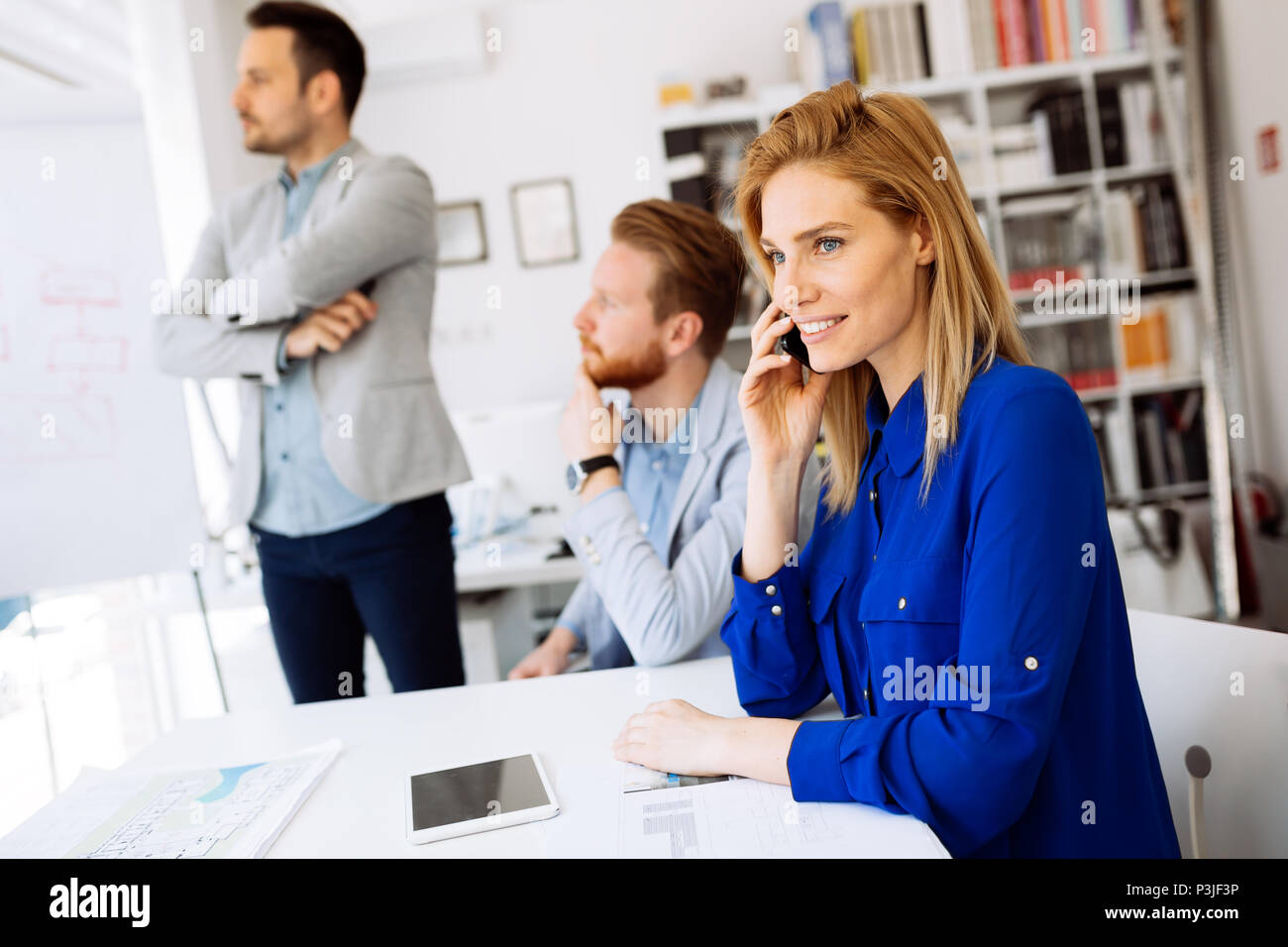 Geschäft Leute mit Geräten Stockfoto