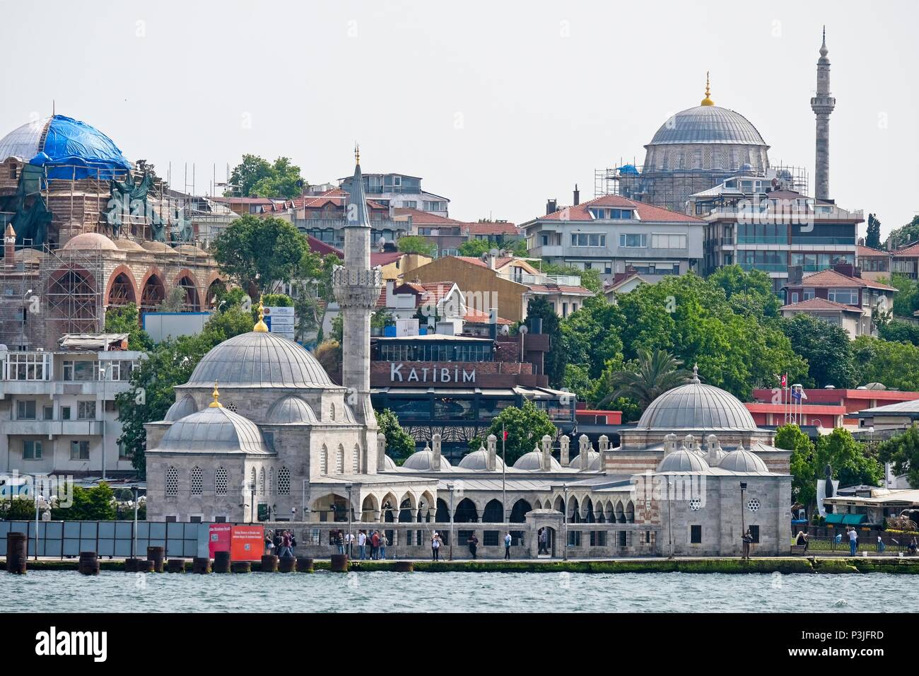 ISTANBUL, Türkei - 24. Mai: Ansicht der Semsi Pasa Camii Moschee in Istanbul Türkei am 24. Mai 2018. Nicht identifizierte Personen Stockfoto