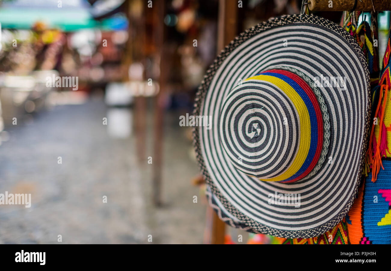 In der Nähe von sombreros und künstliche Zubehör in einer kolumbianischen Markt Stockfoto