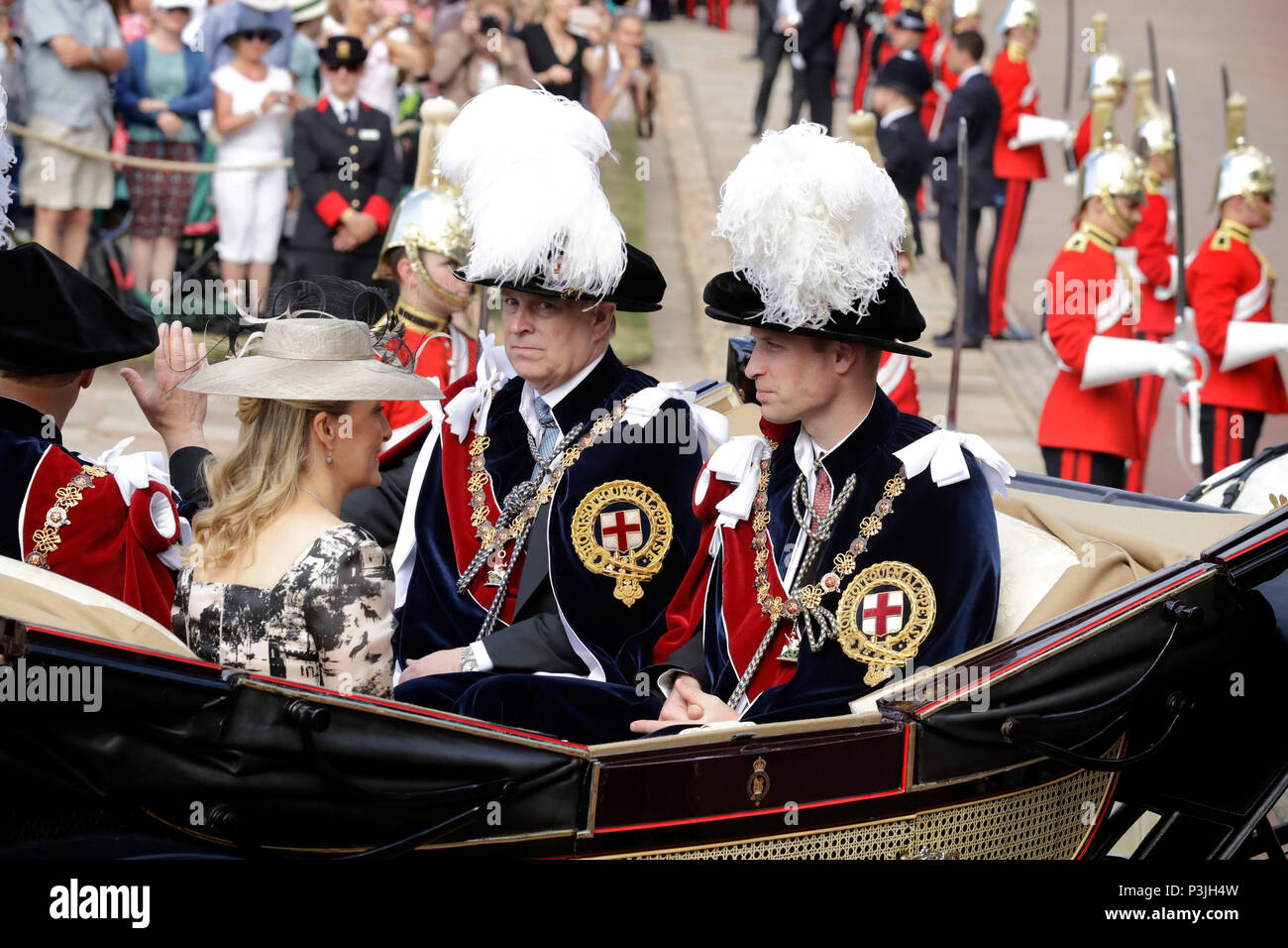 Der Herzog von York (Mitte), der Herzog von Cambridge (rechts), der Graf von Wessex (links) und die Gräfin von Wessex (2. links) lassen Durch den Wagen während der jährlichen Reihenfolge der Strumpfband Service im St George's Chapel, Windsor Castle. Stockfoto