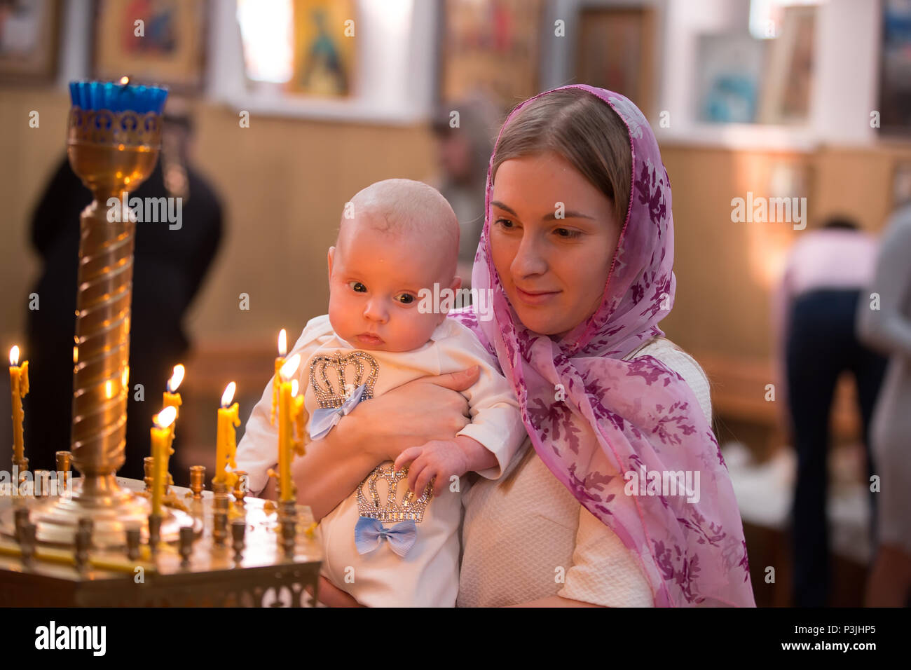 Belarus, Gomel, 24. Februar 2018. Kirche der Birken die Taufe des Kindes. Kind in die Arme der Mutter. Taufe des Babys. Akzeptieren Sie den Glauben. N Stockfoto