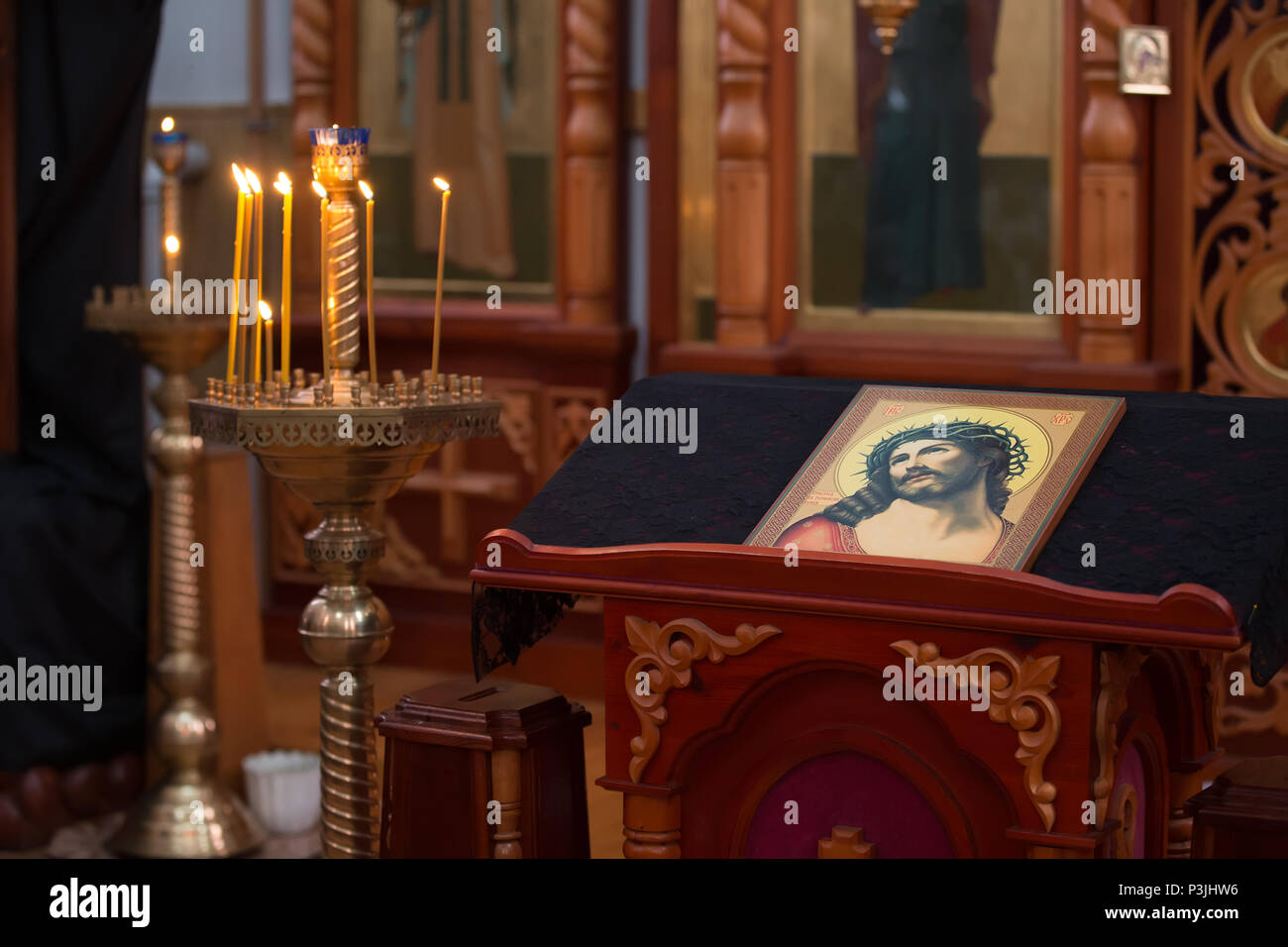 Belarus, Gomel, 24. Februar 2018. Kirche der Birken. Altar in der orthodoxen Kirche mit dem Symbol des Iusus Stockfoto