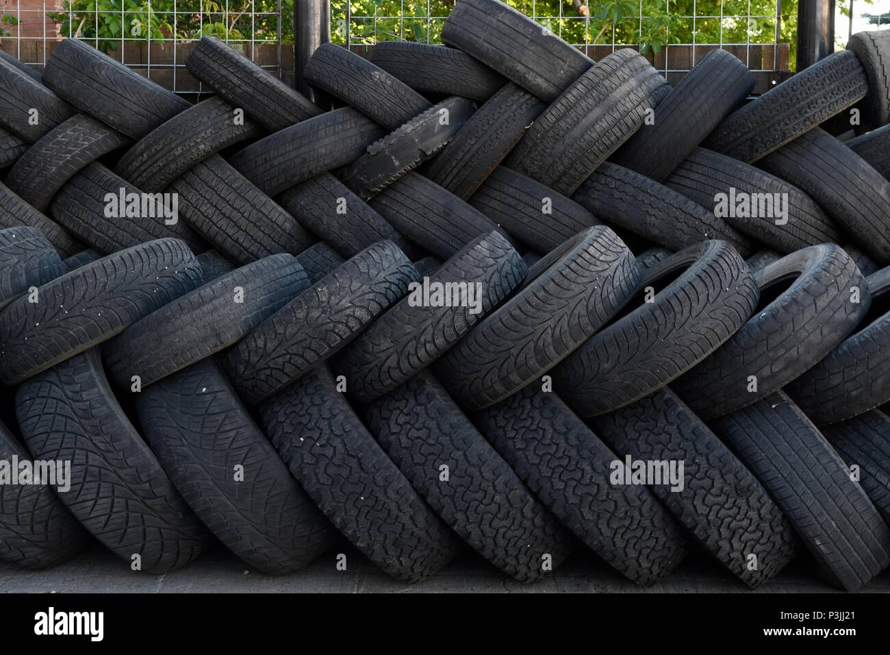 Eine Versammlung der Reifen in Salida, Colorado, in Fischgrätmuster gestapelt Stockfoto