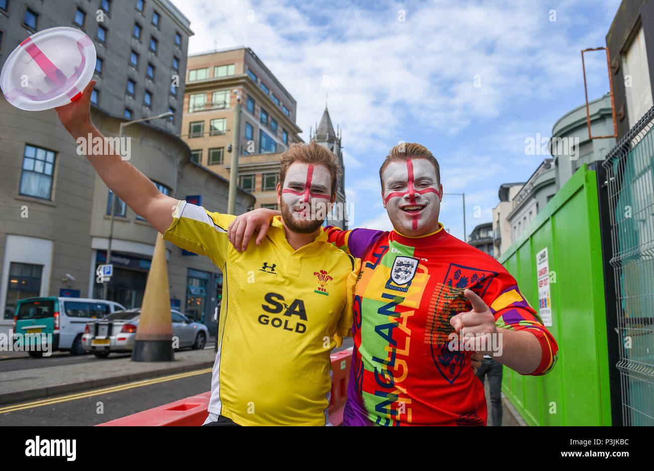 Brighton UK 18. Juni 2018 - England Fußball-Fans erhalten hinter dem Team auf den Straßen von Brighton heute Abend als England auf Tunesien während der W nehmen Stockfoto