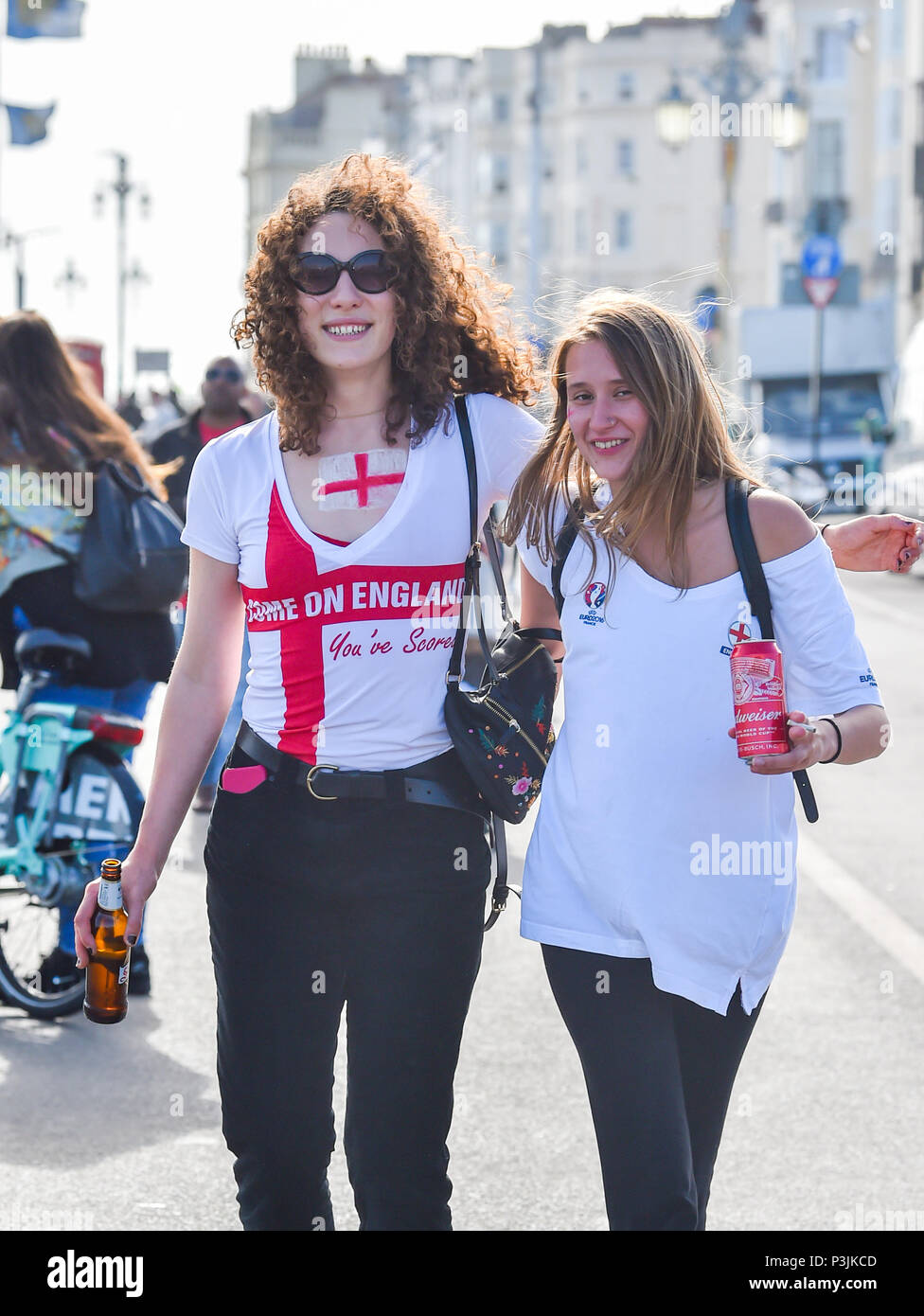 Brighton UK 18. Juni 2018 - England Fußball-Fans erhalten hinter dem Team am Brighton Seafront heute Abend als Sie machen sich auf den Weg, das Spiel auf einem zu beobachten Stockfoto