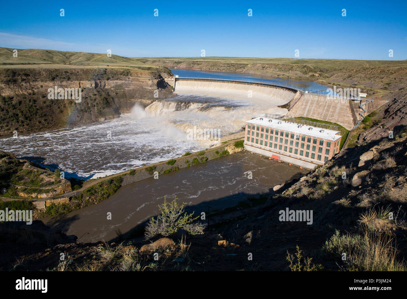 Wasser strömt über den Ryan Dam während des Frühjahrsabflusses. Der Missouri River läuft mit ca. 24.000 km/h. Der mittlere Fluss beträgt 12.400. Stockfoto