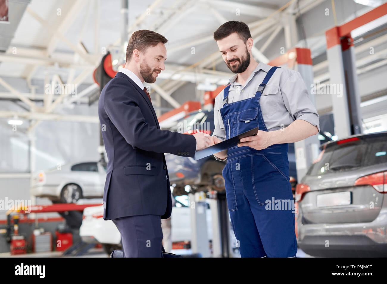 Unternehmer im Auto Service Shop Stockfoto