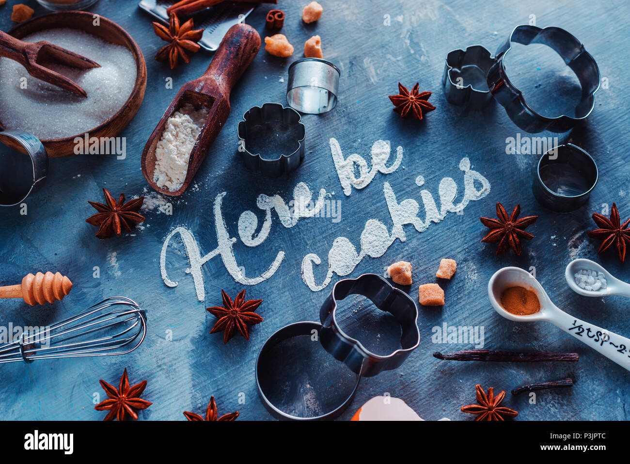 Hier cookies Text mit Mehl in Backzutat flach gemacht werden. Essen Typografie Konzept mit kopieren. Kochen zu Hause Szene von oben. Stockfoto