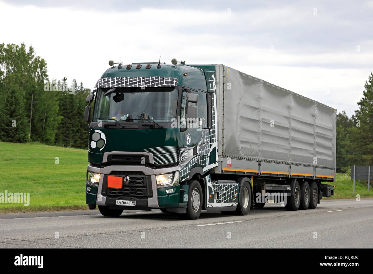 Russische Renault Trucks T Semi Truck mit Fußball Thema angepasste zieht Trailer entlang der Autobahn im Sommer. Uurainen, Finnland - 15. Juni 2018. Stockfoto