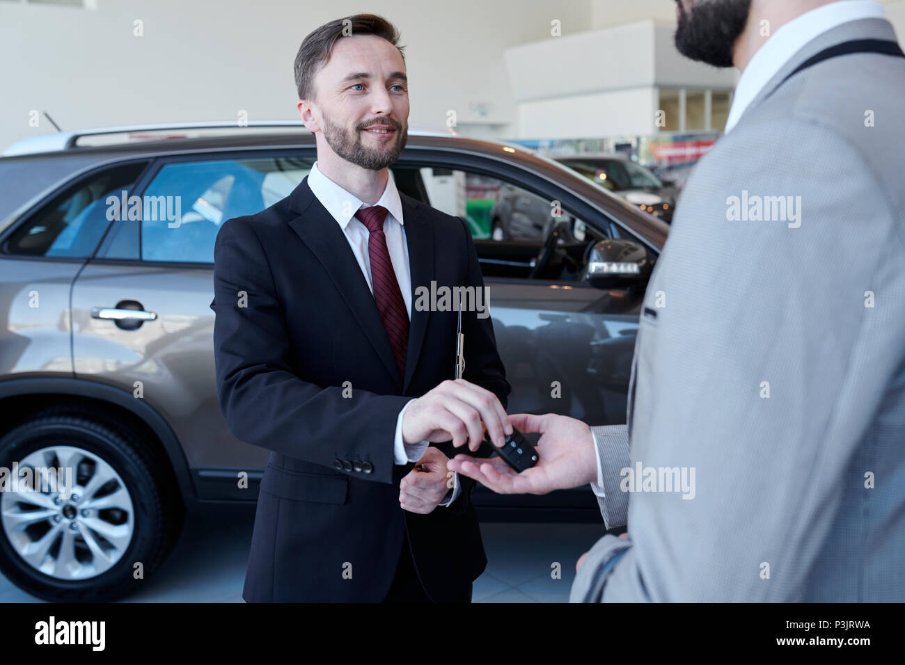 Autoverkäufer den Schlüssel zum Client Stockfoto