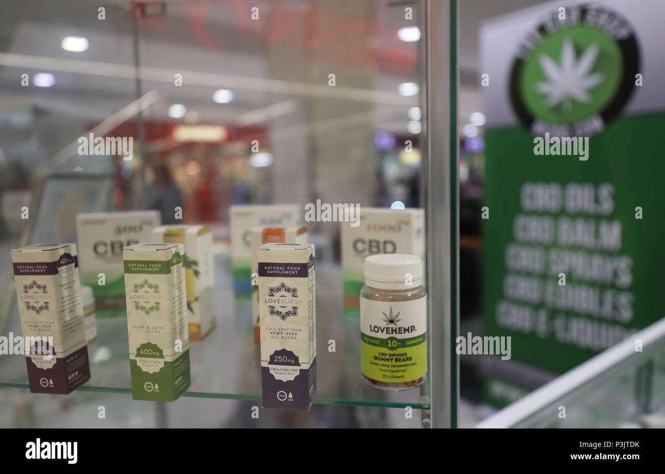 Ein Bild der CBD (Cannabidiol) Öl Produkte am Verkauf in Belfast. Stockfoto