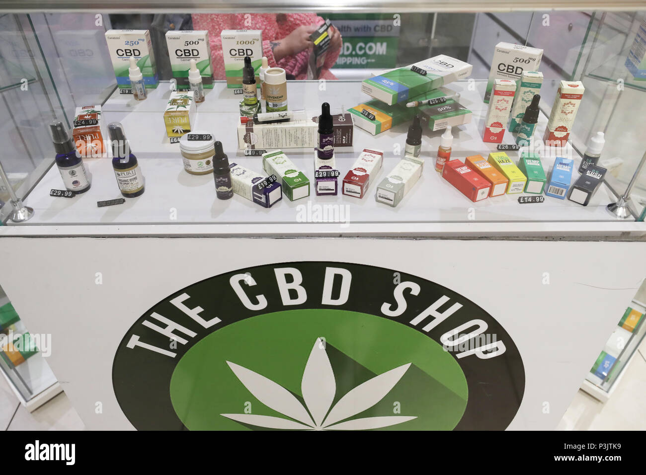 Ein Bild der CBD (Cannabidiol) Öl Produkte am Verkauf in Belfast. Stockfoto