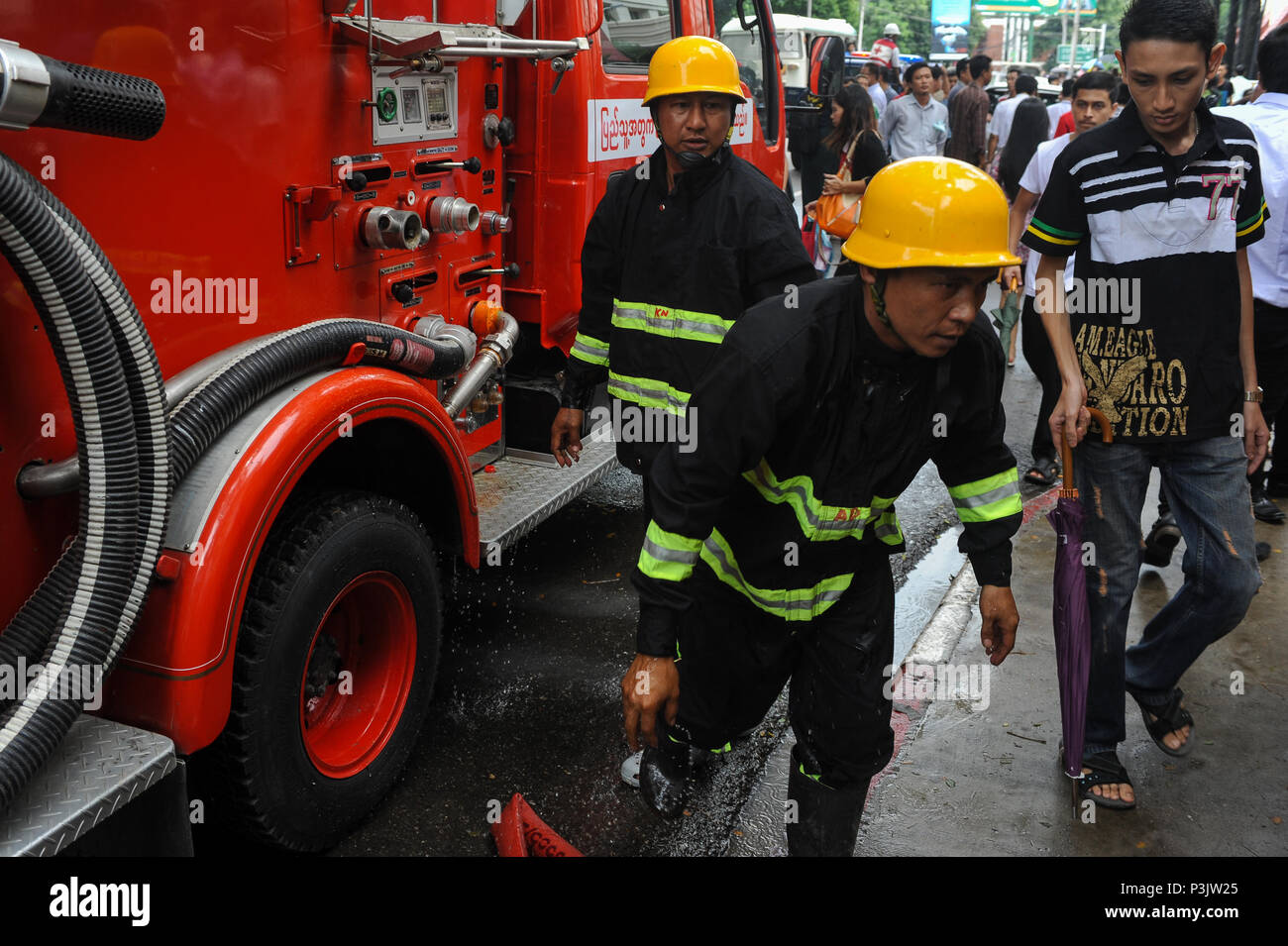 Yangon, Myanmar, die Feuerwehr in einer Bereitstellung in der Mitte Stockfoto