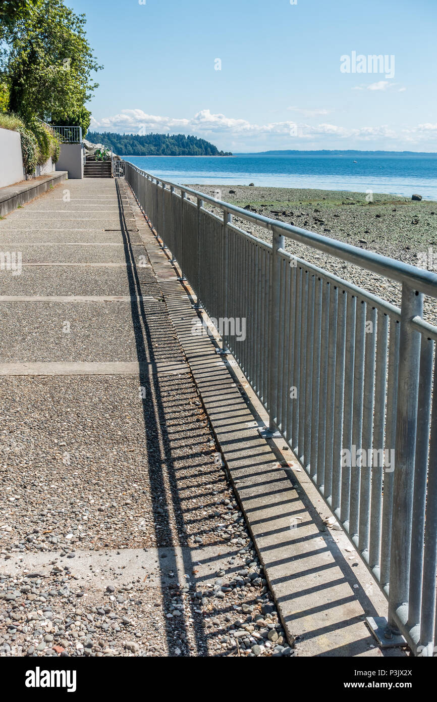 Ein metallzaun Linien ein Gehweg in West Seattle, Washington. Stockfoto