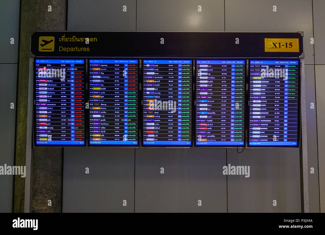 Bangkok, Thailand - 23.April 2018. Monitor Display Board am Abflugterminal der Suvarnabhumi International Airport (BKK) in Bangkok, Thailand. Stockfoto