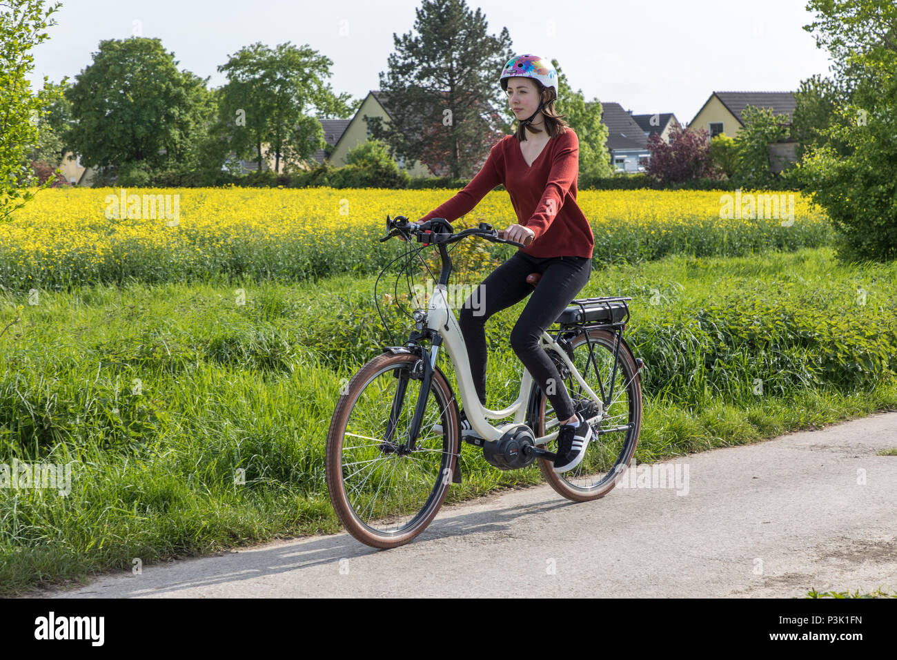Junge Frau fährt ein e-Bike, Elektro Bike, Elektromotor unterstützt, Stockfoto