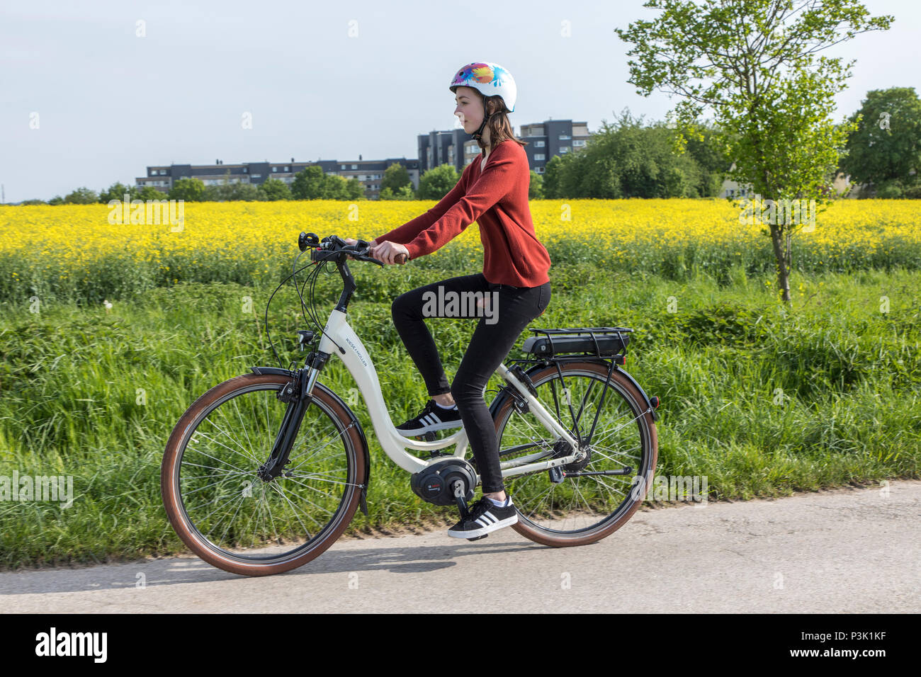 Junge Frau fährt ein e-Bike, Elektro Bike, Elektromotor unterstützt, Stockfoto